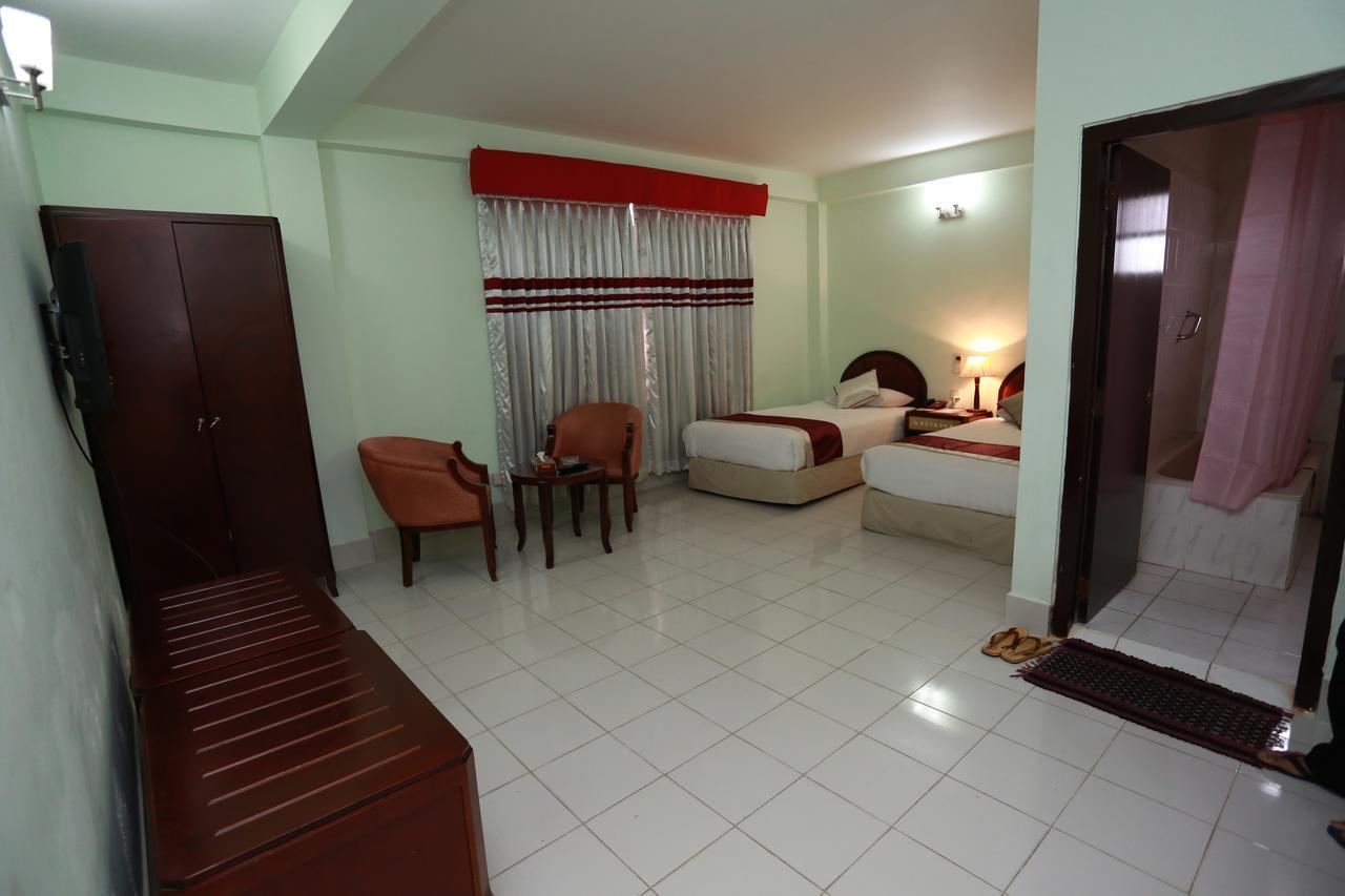 Meridian Hotel & Restaurant Dakhin Kattali Esterno foto
