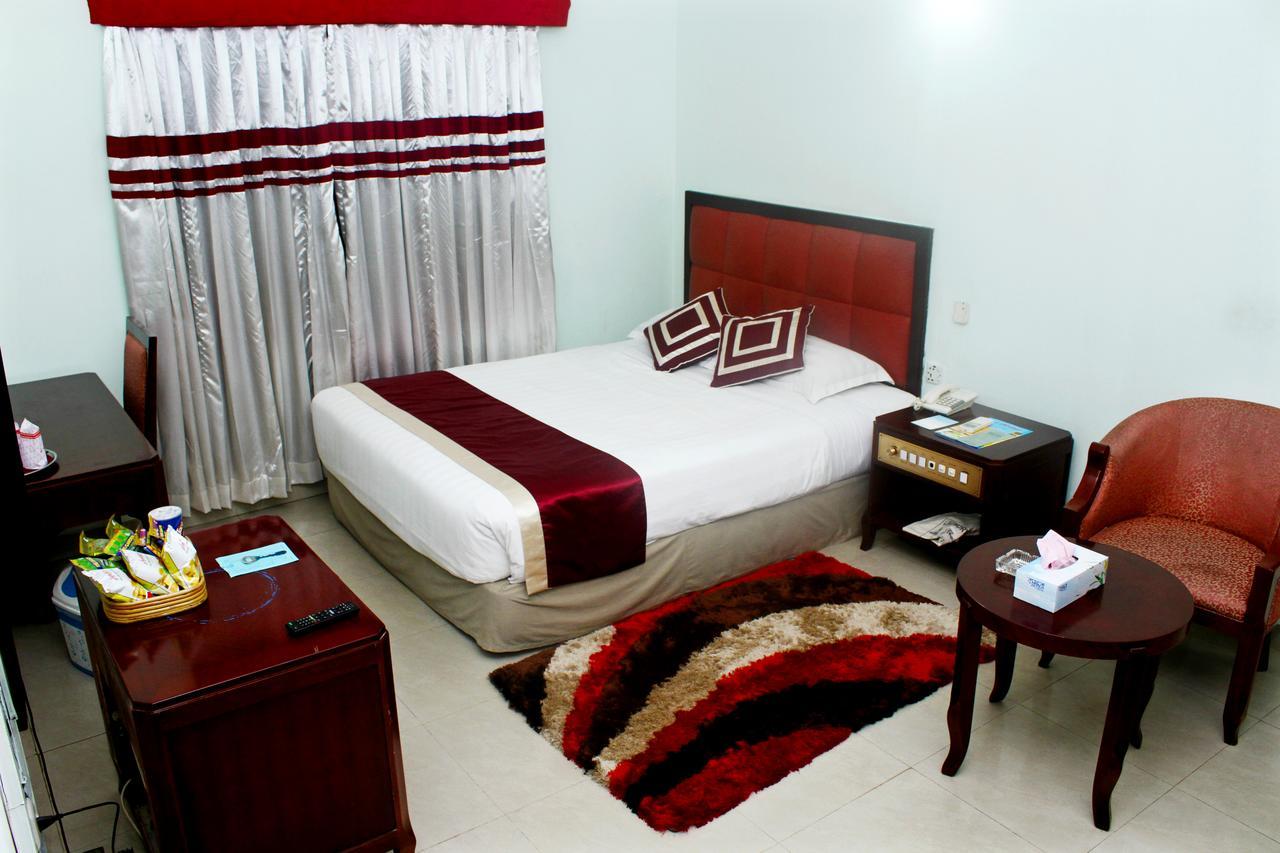 Meridian Hotel & Restaurant Dakhin Kattali Esterno foto